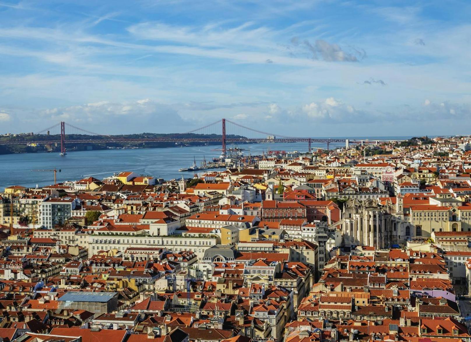 <b>Lissabon</b> ist eine der charismatischten Metropolen Westeuropas. Das ganze Jahr über hat es angenehme Temperaturen und in der portugiesischen Hauptstadt gibt es allerhand zu sehen. Wer auf moderne Kultur gepaart mit Tradition steht, liegt mit einem Trip in die atemberaubende portugiesische Stadt garantiert richtig.