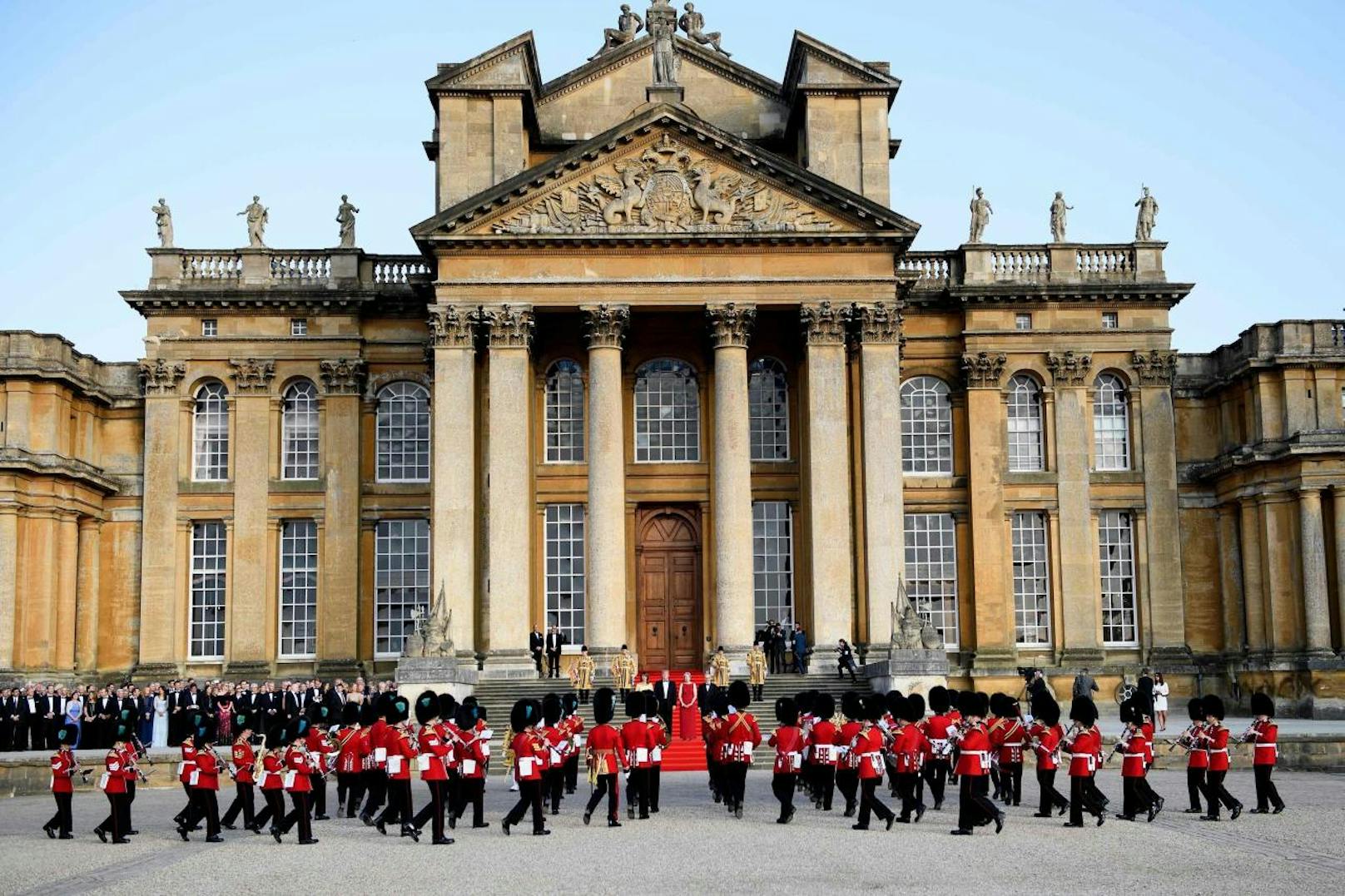 First <b>Lady Melania</b> und US-Präsident <b>Donald Trump</b> wurden von Premierministerin <b>Theresa May</b> und ihrem Gatten <b>Philip May</b> auf den Stufen von Blenheim Palace, dem Geburtsort von Winston Churchill zum Staatsdinner empfangen (12. Juli 2018).