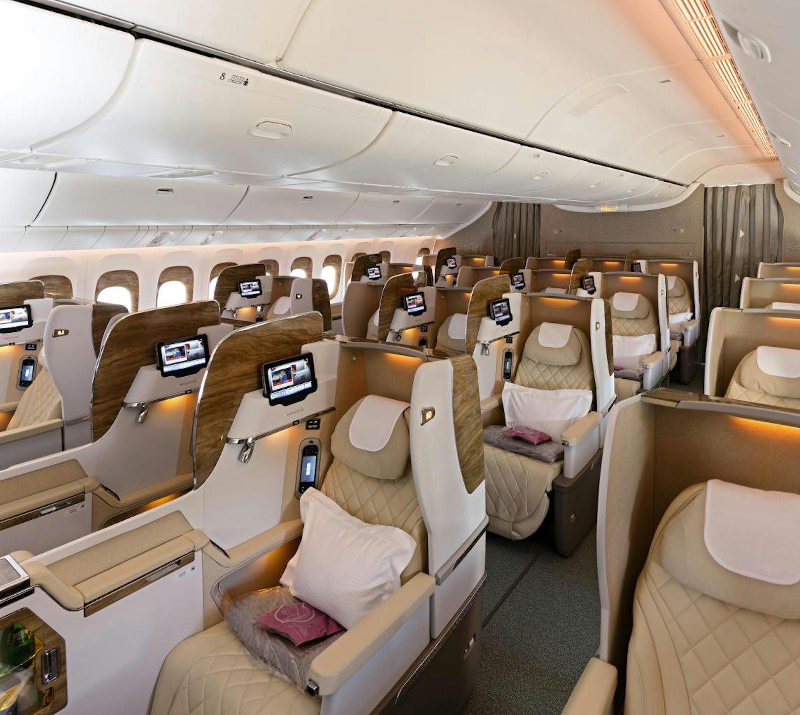 Die neue Emirates Business Class wurde mit völlig neu gestalteten Sitze, die sich mittels Steuerung über den Touchscreen in ein flaches Bett verwandeln lassen, ausgestattet.