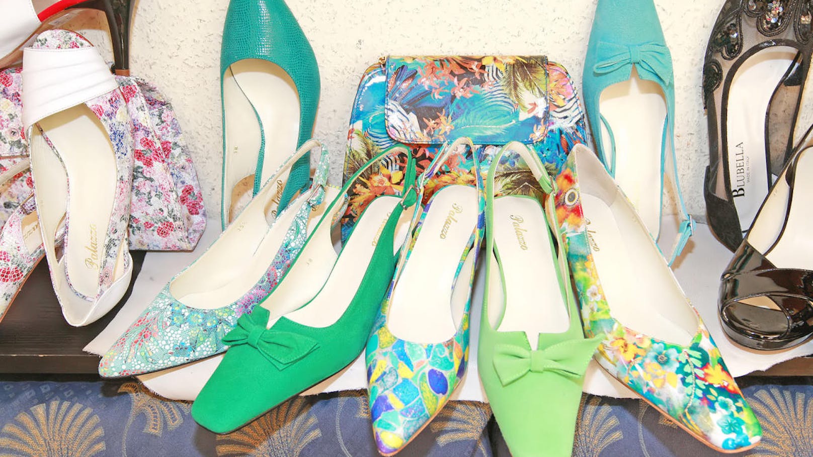 Sonja Schönanger ist spezialisiert auf Farben und entwirft auch die Designs ihrer Schuhe