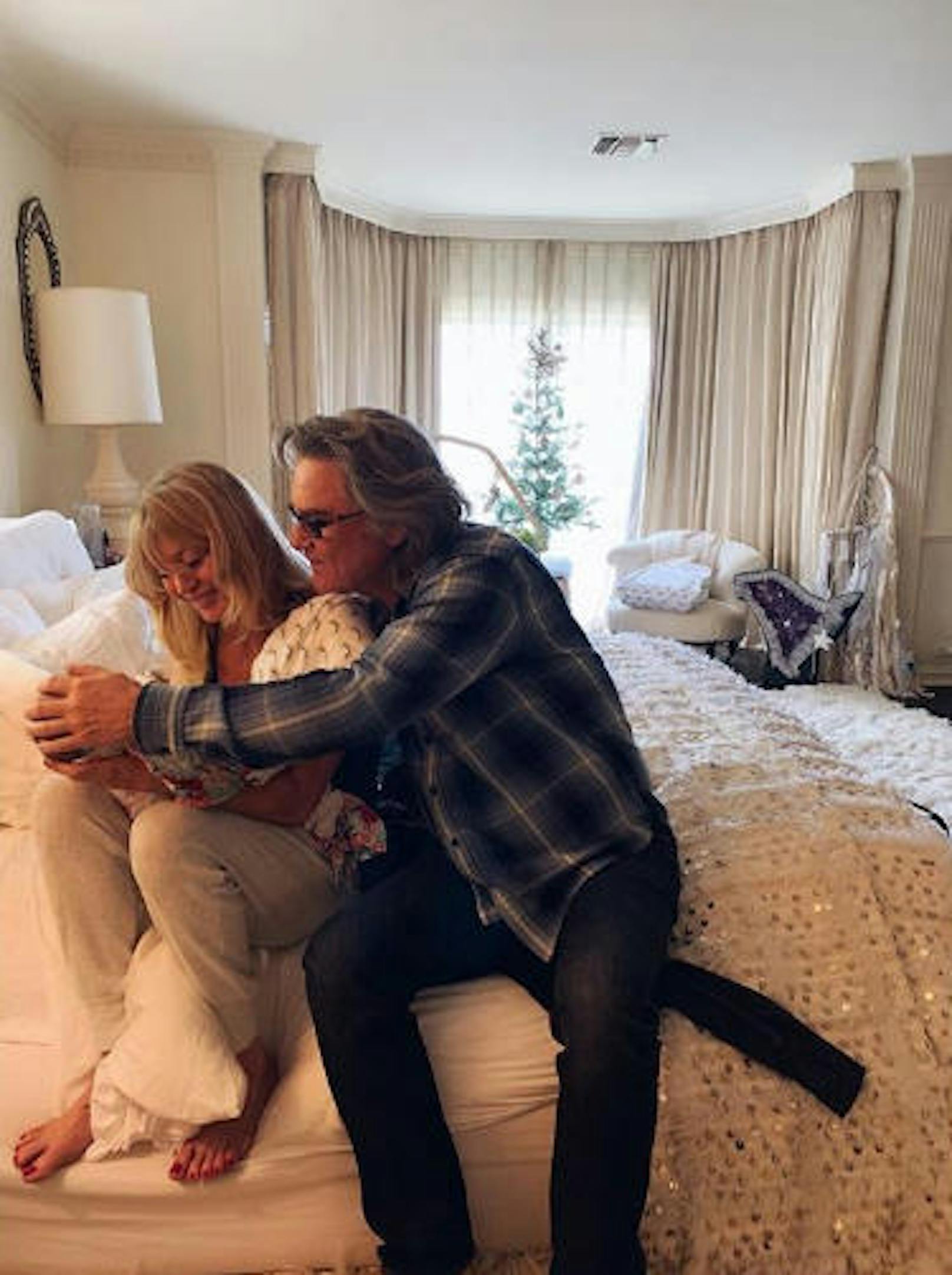 07.12.2018: Goldie Hawn und Kurt Russell sind schwer verliebt. Sie halten ihre Enkeltochter Rani Rose im Arm, die inzwischen zwei Monate alt ist. "Großmama- und Großpapa-Pflichten ... Oder sollte ich sagen Mr und Mrs. Claus. Ich wusste es", kommentiert Kate Hudson 