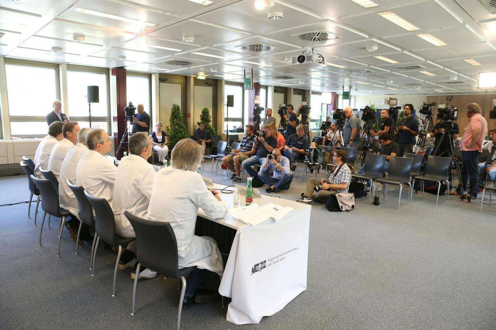 Sieben Experten klären am heutigen Mittwoch über Niki Laudas Gesundheitszustand auf. Von links nach rechts: