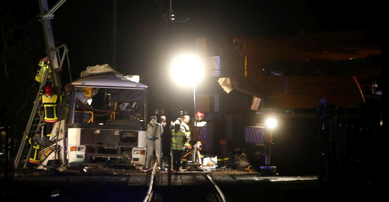 Tragödie in Frankreich: Ein Schulbus kollidierte mit einem Zug. Vier Schüler starben.
