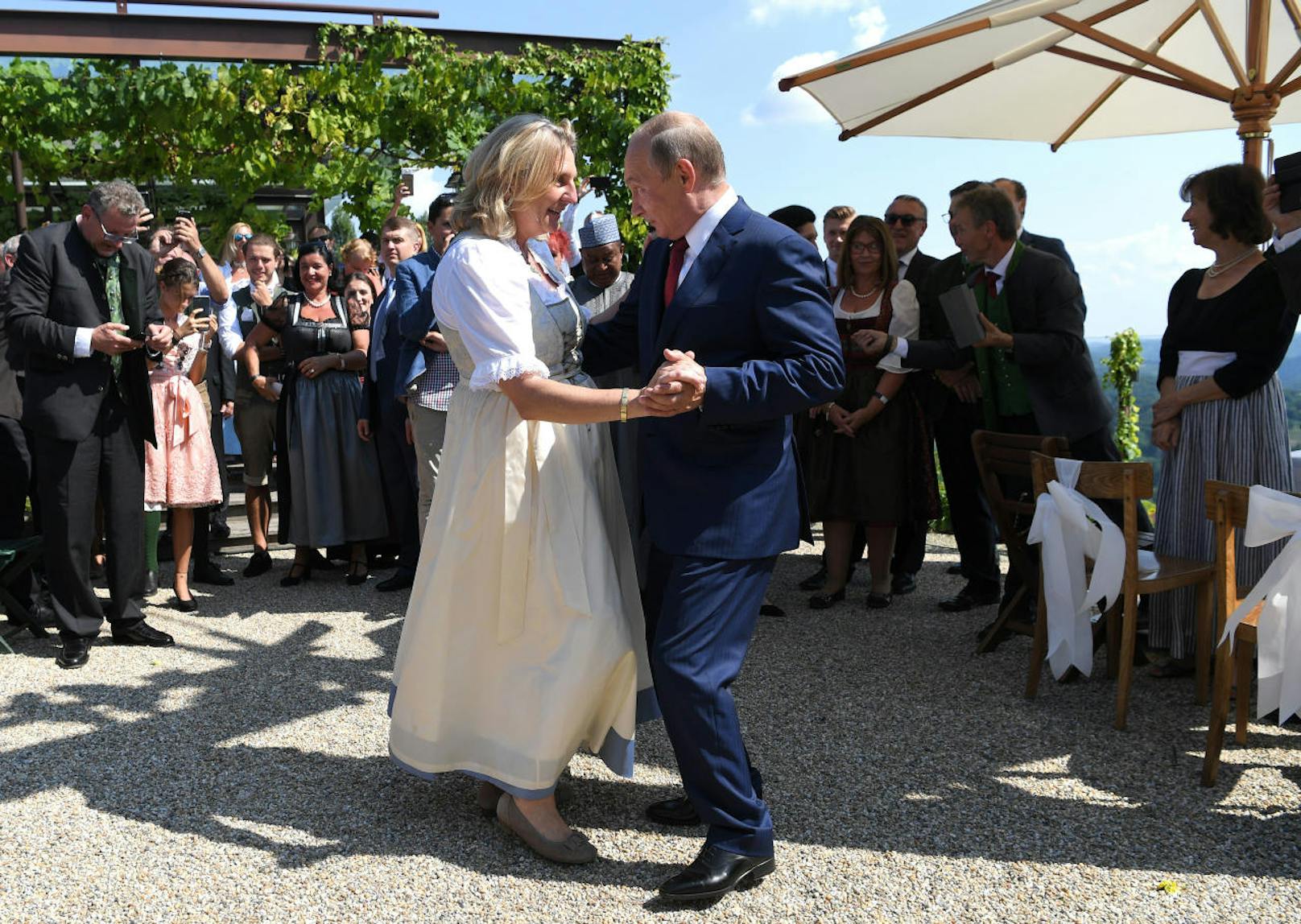 Hier tanzt Präsident Putin mit der Braut Kneissl.
