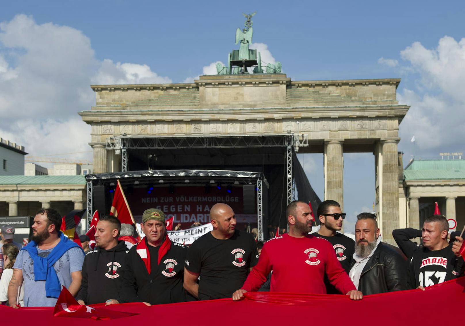 Rocker der "Osmanen Germania" demonstrierten 2016 in Berlin gegen die Entscheidung des Bundestages, den türkischen Völkermord an den Armeniern als solchen anzuerkennen.