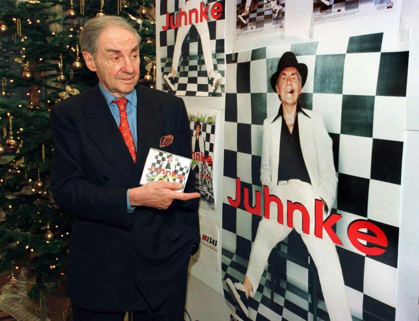 Harald Juhnke in einem Wiener Hotel vor einem Juhnke-Poster