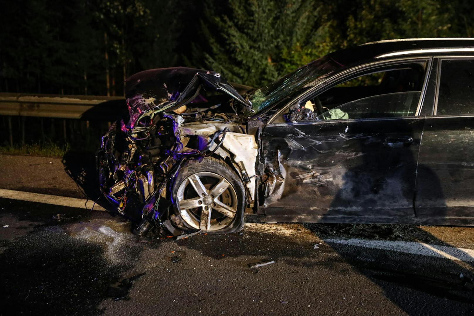 Ein 56-jähriger Linzer stirbt Dienstagnacht am Beifahrersitz eines Pkws. Unfalllenker war ein 21-jähriger aus Kirchdorf an der Krems. 