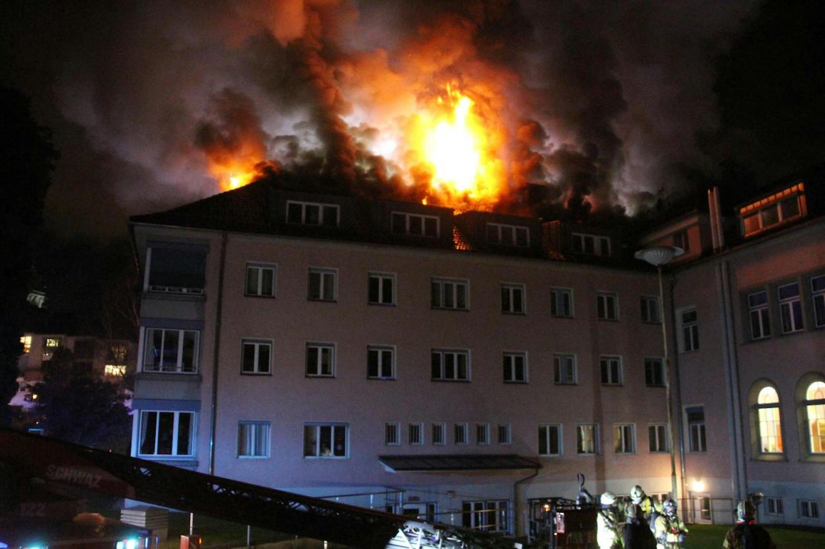 Am Freitagabend ist gegen 20.27 Uhr ein Feuer im Dachstuhl des Altersheims St. Josef in Schwaz (Tirol) ausgebrochen.