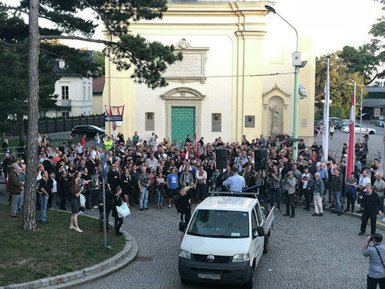 Die Teilnehmer des Gedenkzuges der "Befreiung Wiens" versammelten sich gegen 18.30 Uhr vor der St. Josefskirche auf dem Kahlenberg.