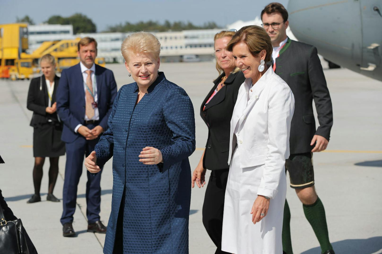 Die Präsidentin von Litauen, Dalia Grybauskaite bei ihrer Ankunft am Salzburger Flughafen