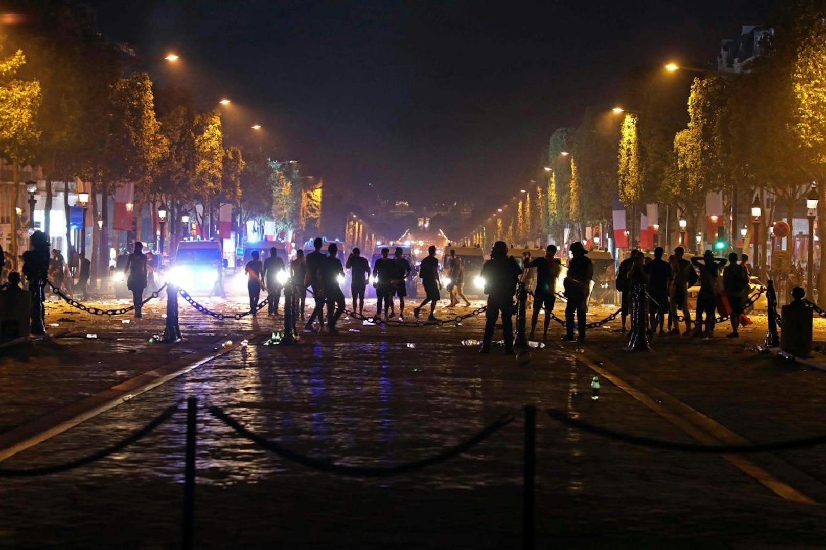 Nach dem Sieg im WM-Finale feierten in Frankreich die Fans auf den Straßen. Dabei kam es auch zu Ausschreitungen. Die Polizei rückte mit Wasserwerfern an. Es gab mehrere Verletzte und sogar Tote.