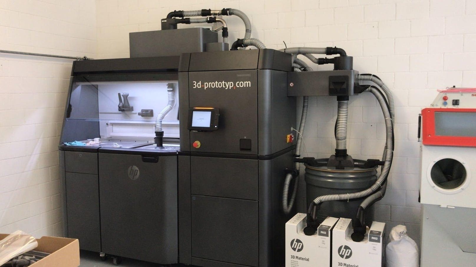 Die neue Generation der 3D-Drucker: Werkstücke werden nicht mehr in einer Art Spritzgussverfahren hergestellt sondern aus einem Pulverberg geformt.