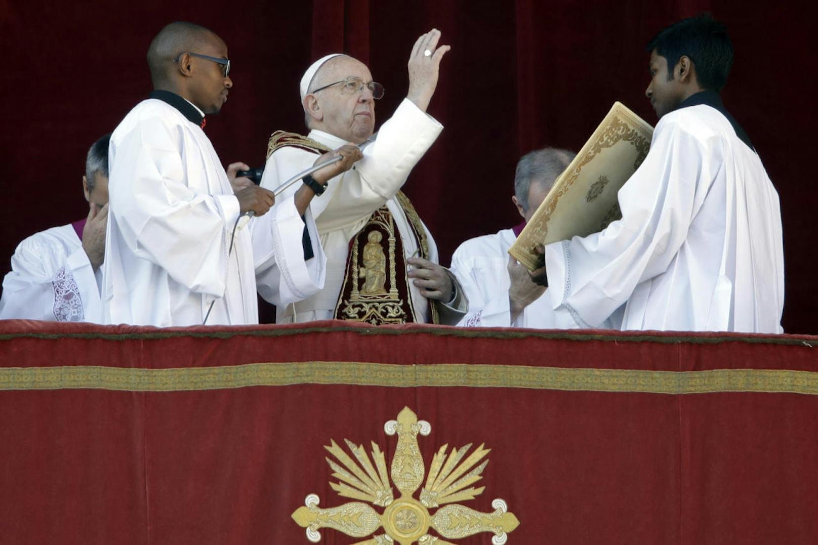 Papst Franziskus segnet "Urbi et Orbi", die Stadt Rom und die Welt.