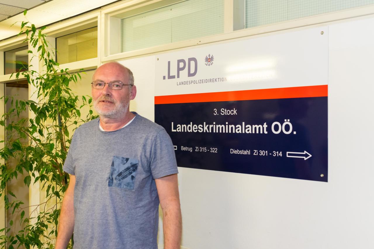 Gerald Sakoparnig vom LKA macht Jagd auf die fiesen Kautionstrick-Betrüger.