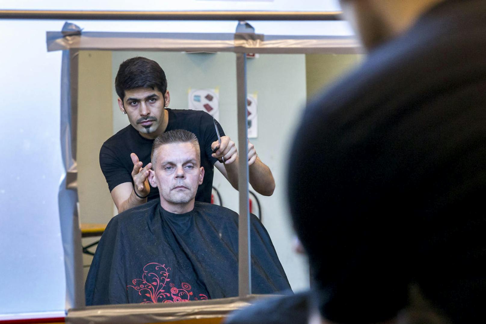 Sehr sympathische Aktion am 18. April in einem Wiener Notquartier für Wohnungslose. Der iranische Flüchtling Hadi (28) verpasste Obdachlosen einen kostenlosen Haarschnitt samt Rasur.