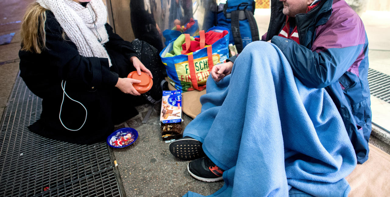 Sozialarbeiter der Wiener Gruft gehen Ihren Hinweisen nach und suchen die genannten Personen und Orte auf. Dort bieten sie individuelle Hilfe an und verteilen Schlafsäcke, beraten die Menschen und bringen sie in eines der Notquartiere.