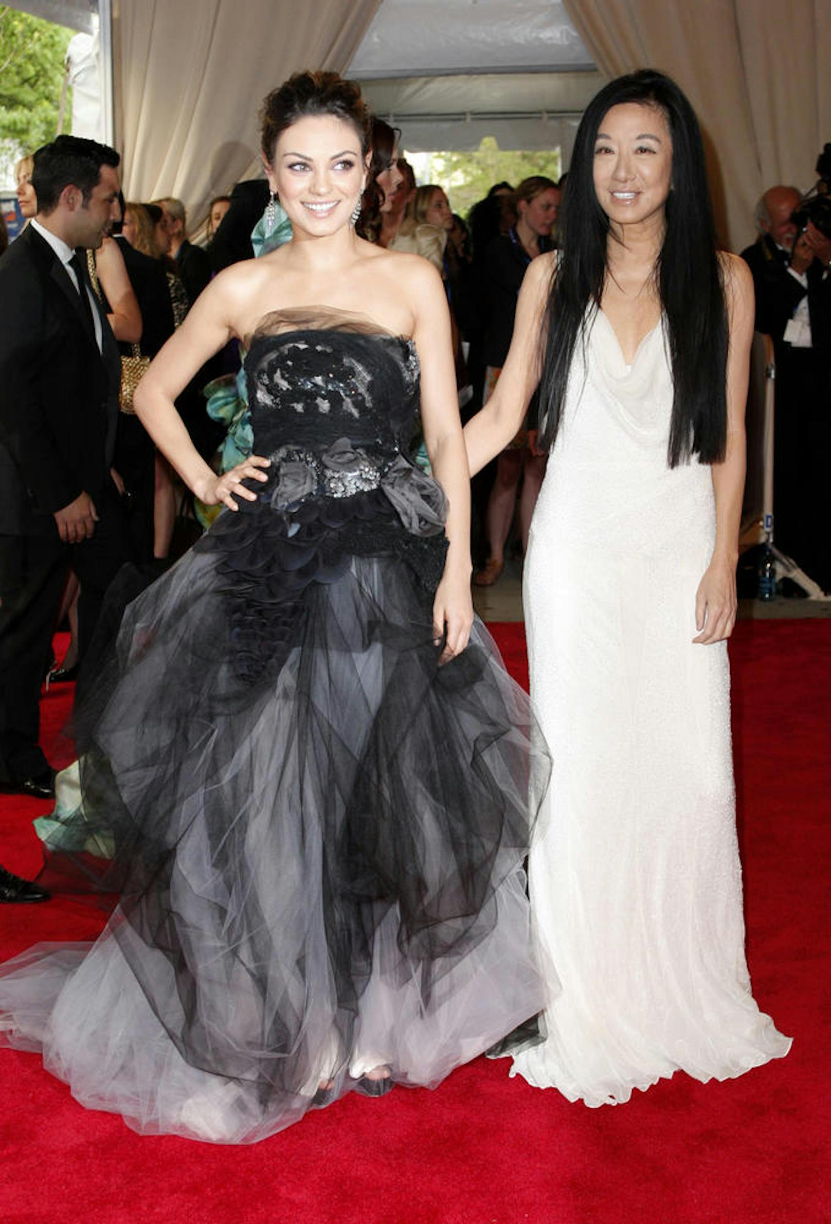 Mila Kunis mit Designerin Vera Wang beim Metropolitan Museum of Art Costume Institute Benefit in New York, 2010