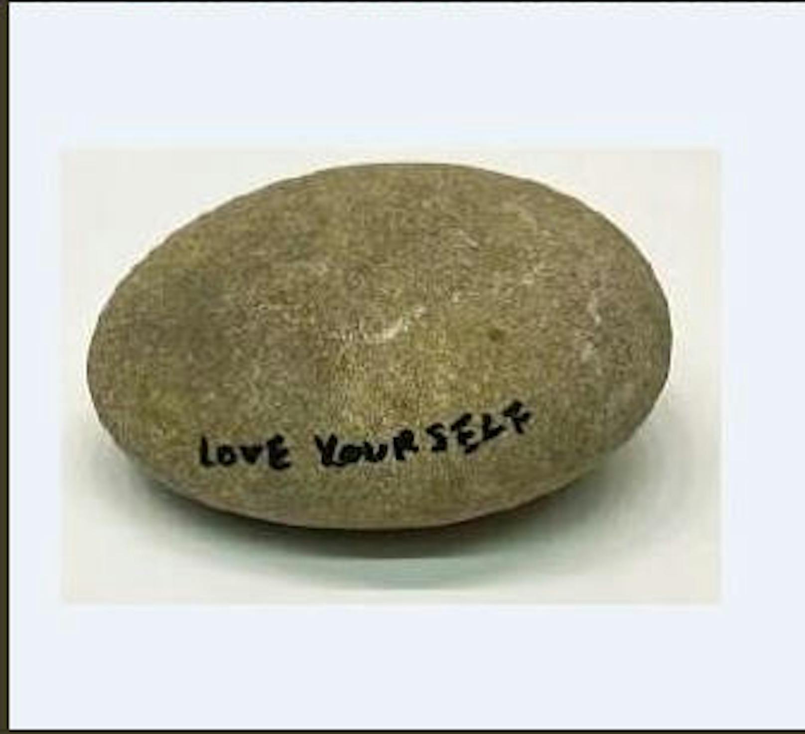 Yoko Ono hat den Stein mit "Love Yourself" beschriftet. Er soll rund 14.000 Euro wert sein