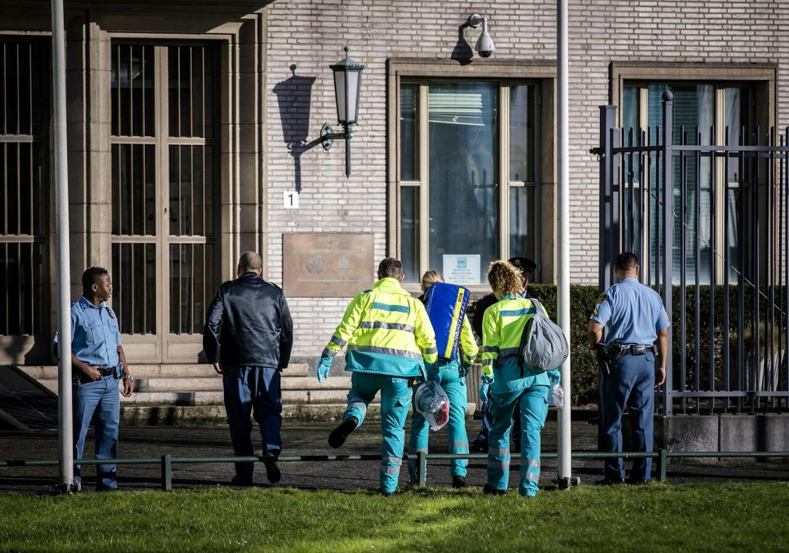 Sanitäter stürmen das Gericht von Den Haag.