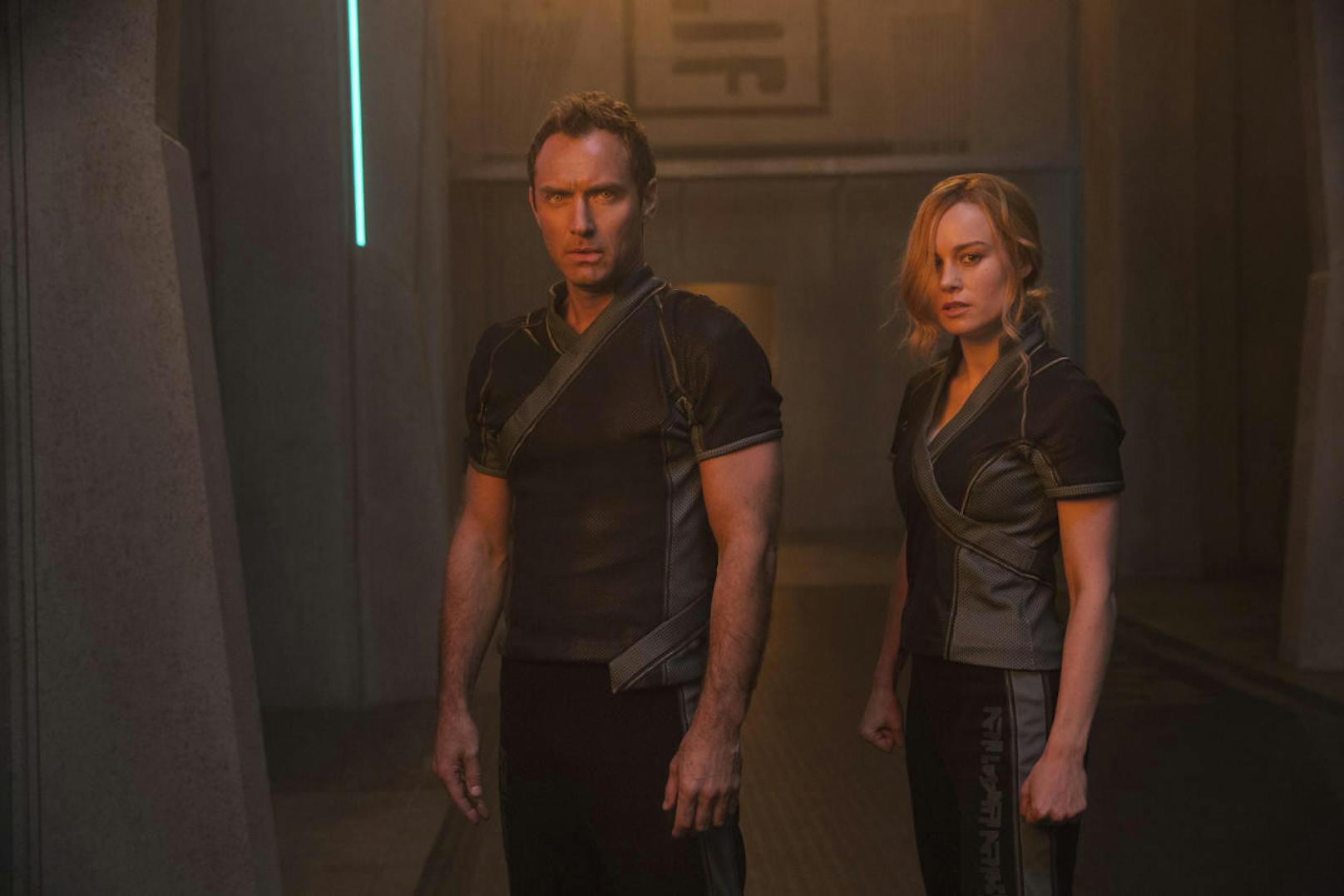 Der Boss der Starforce (Jude Law) und Carol Danvers/Captain Marvel (Brie Larson) in "Captain Marvel"