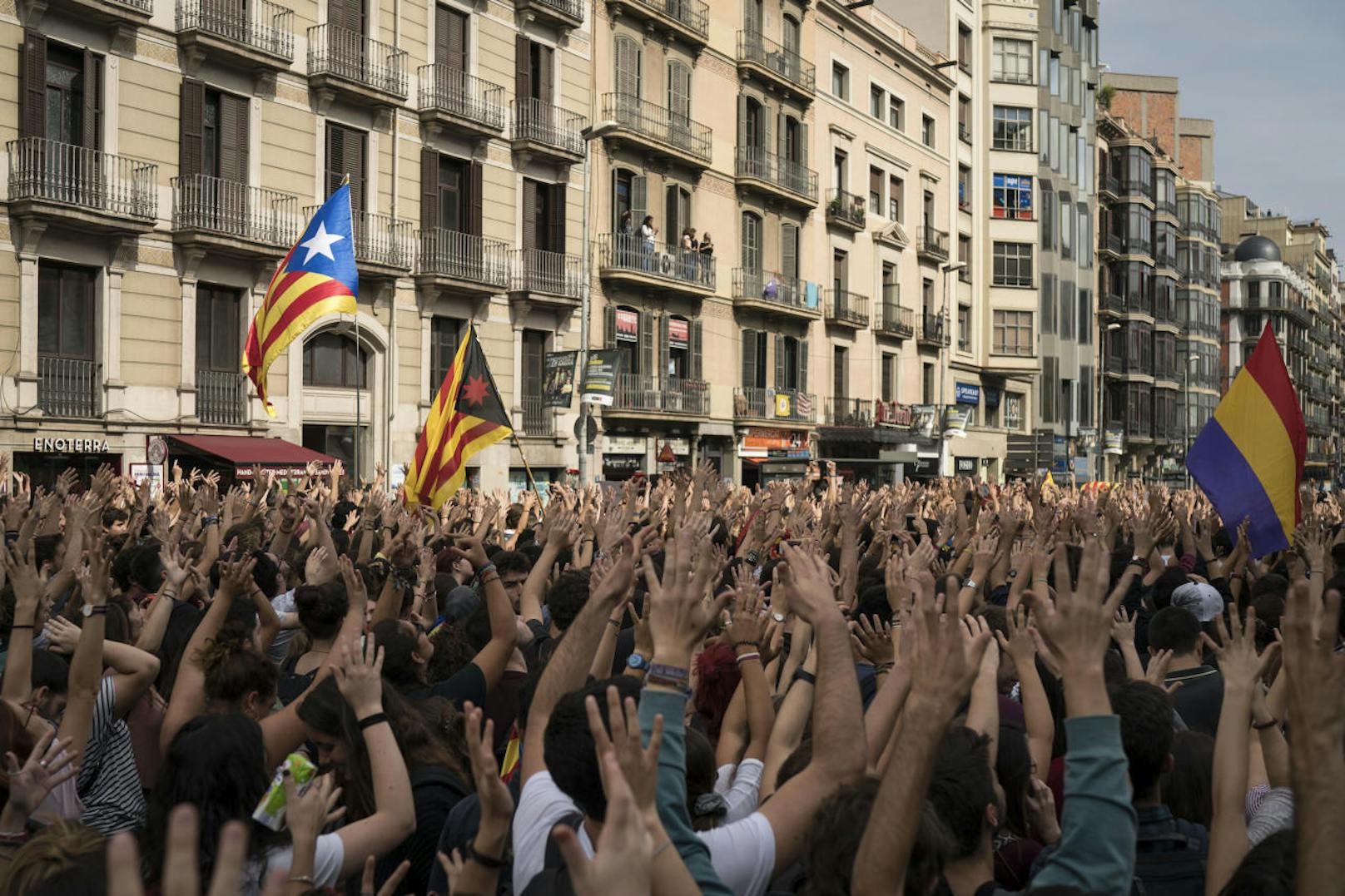 Zehntausende Demonstranten fanden sich am Dienstag allein in Barcelona ein, um gegen das Vorgehen der spanischen Zentralregierung zu demonstrieren. Als Zeichen des Protests klebten sie sich den Mund zu.