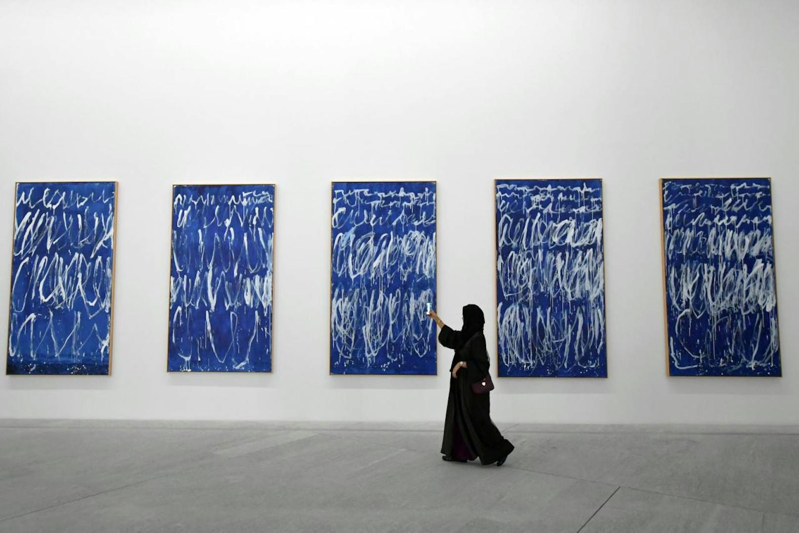 Eine Besucherin fotografierte die neun Kunstpaneele des US-Künstlers  Cy Twombly "Untitled I-IX"