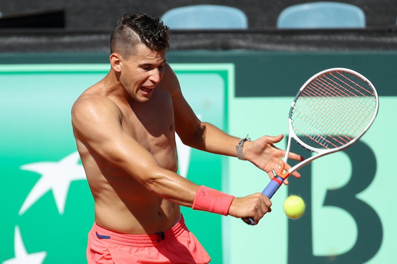 Dominic Thiem bereitet sich mit nacktem Oberkörper auf den Davis-Cup-Hit gegen Australien vor.