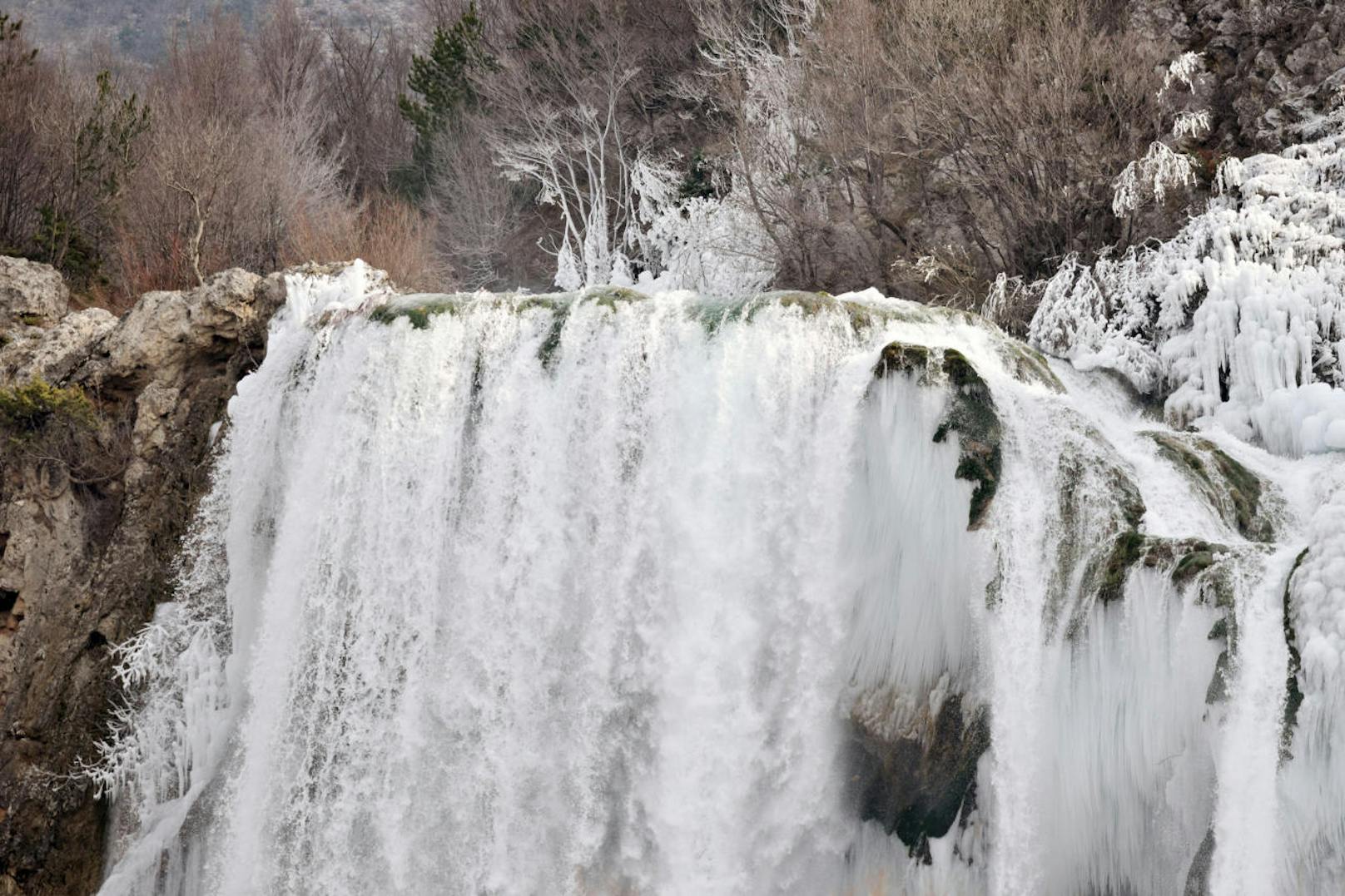 Eisige Temperaturen und heftige Windböen ließen den 22 meter hohen Wasserfall Krcic in Kroatien komplett vereisen.