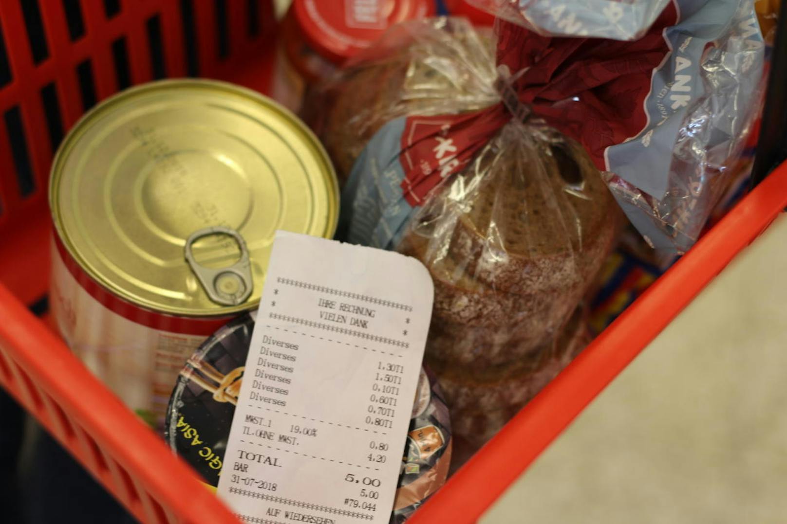 Im Sozialmarkt kaufte der 25-Jährige Lebensmittel um fünf Euro ein.