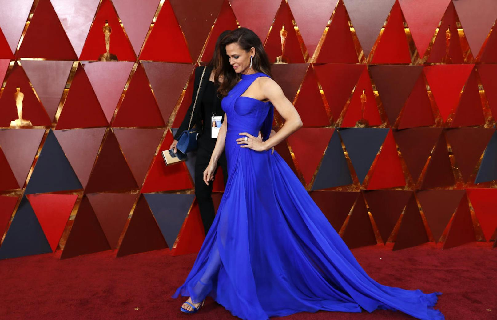 Hollywood-Star <b>Jennifer Garner</b> überstrahlte alles in der Trendfarbe Electric Blue aus dem Hause Versace.