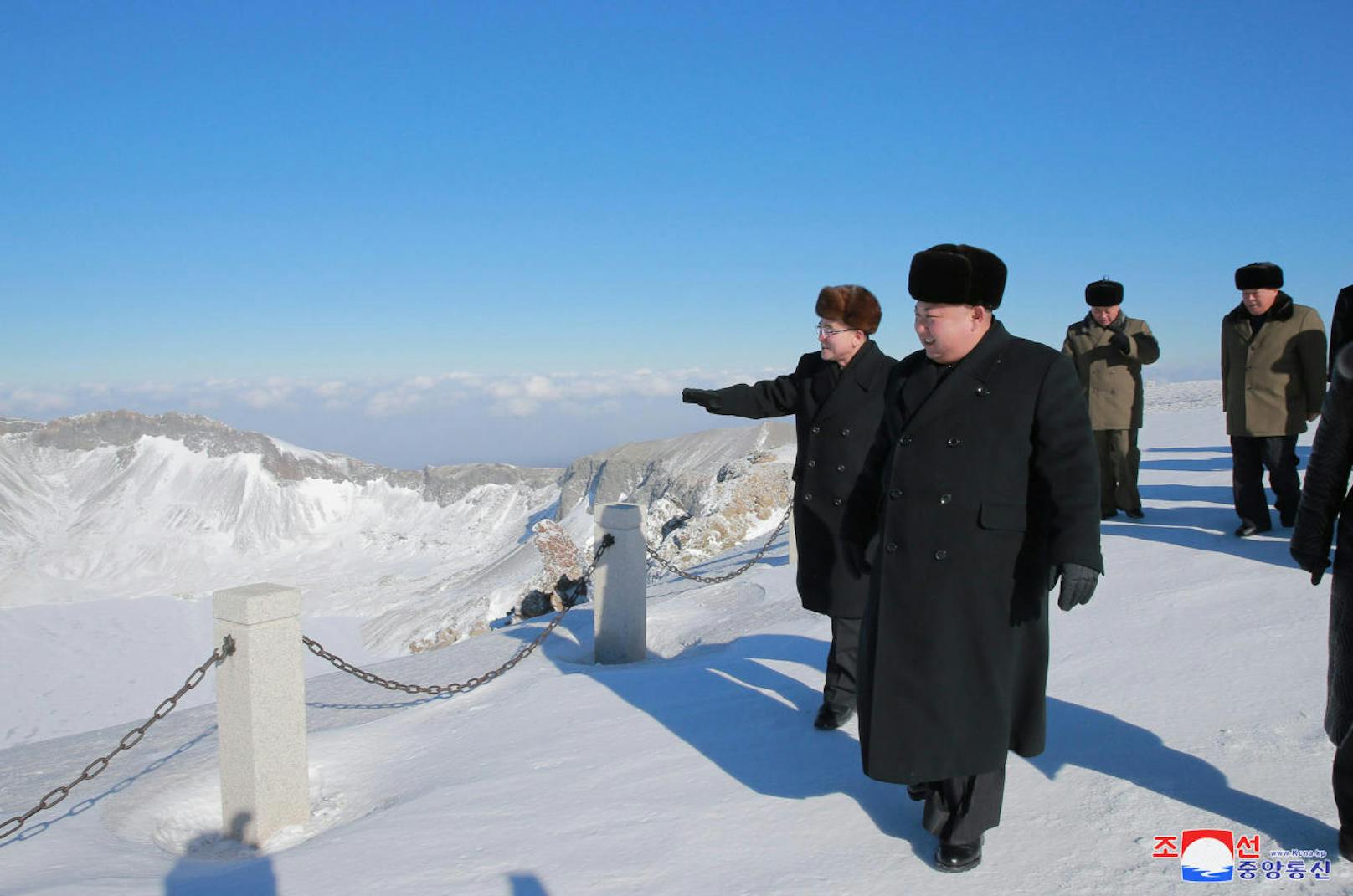 Obwohl die staatlichen Medien behaupten, dass Kim Jong-un den Gipfel selbstständig erklommen hat, fand sich in dessen Gesicht von Anstrengung jedoch keine Spur.