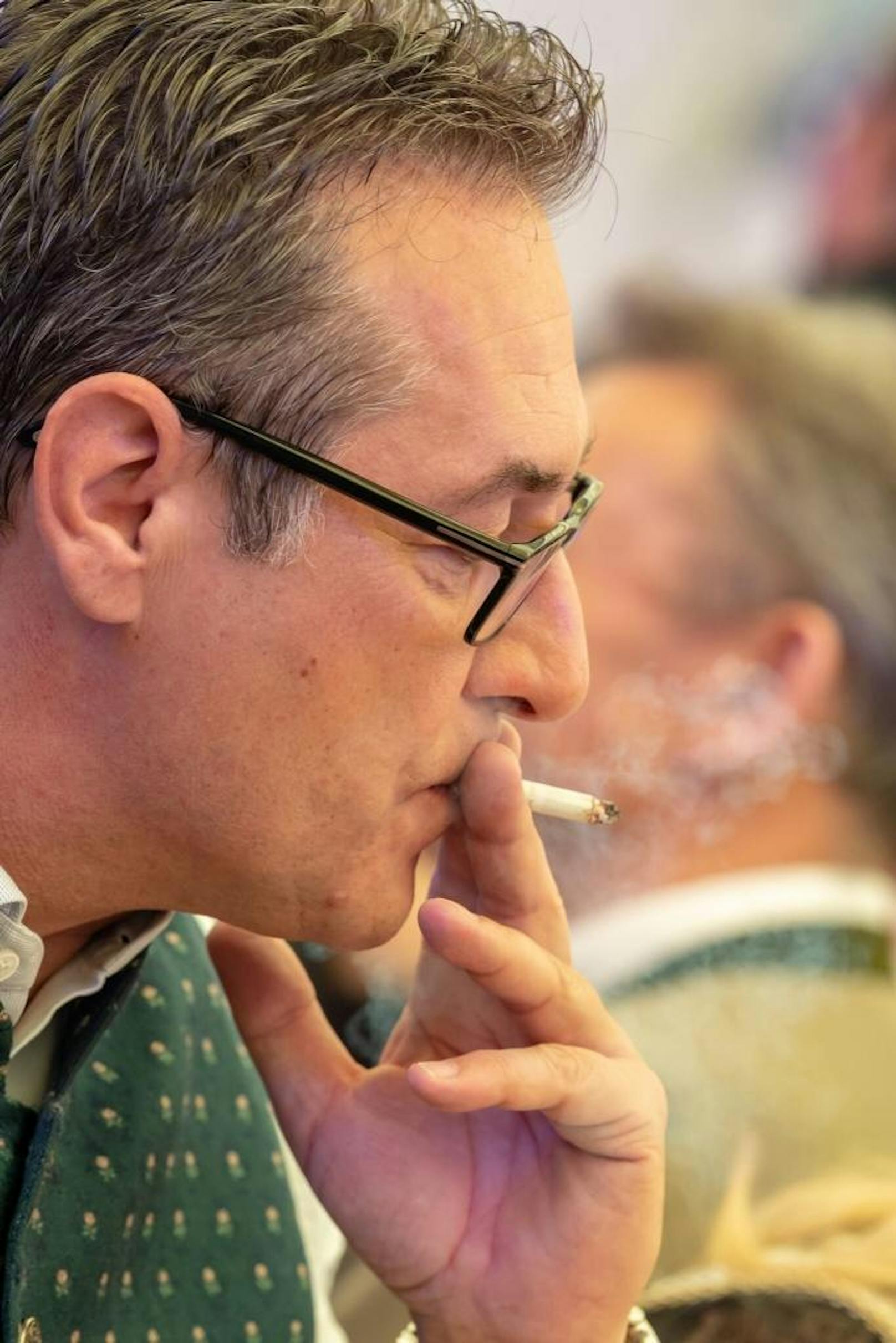 Strache hat schon am ersten Tag gegen das Rauchverbot verstoßen.