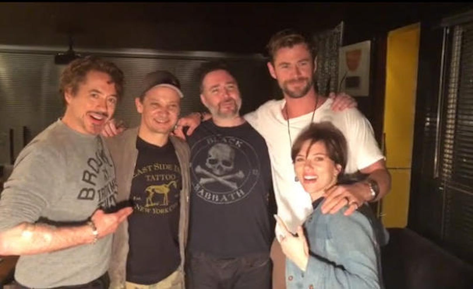 08.05.2018: Robert Downey Jr., Jeremy Renner, Chris Hemsworth und Scarlett Johansson ließen sich von Tätowierer Josh Lord (Mitte) Avengers-Tattoos stechen.