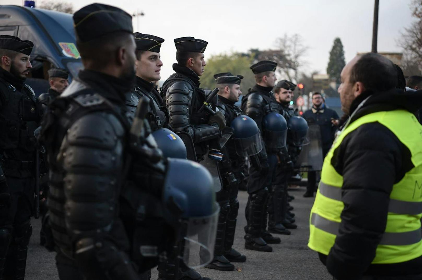 Hunderttausende demonstrieren in ganz Frankreich mit Straßenblockaden gegen die steigenden Spritpreise.