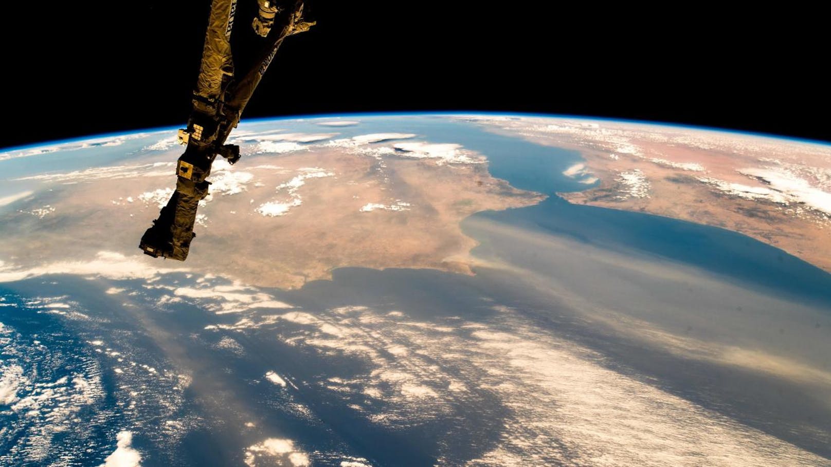 Die ISS erreicht nach einem Atlantik-Überflug am 6. August Europa: Die Dürre macht auch der Iberischen Halbinsel schwer zu schaffen. Optisch unterscheidet Portugal und Spanien (l.) nicht mehr viel von den nordafrikanischen Sahara-Staaten auf der anderen Seite der Meerenge von Gibraltar (r.).