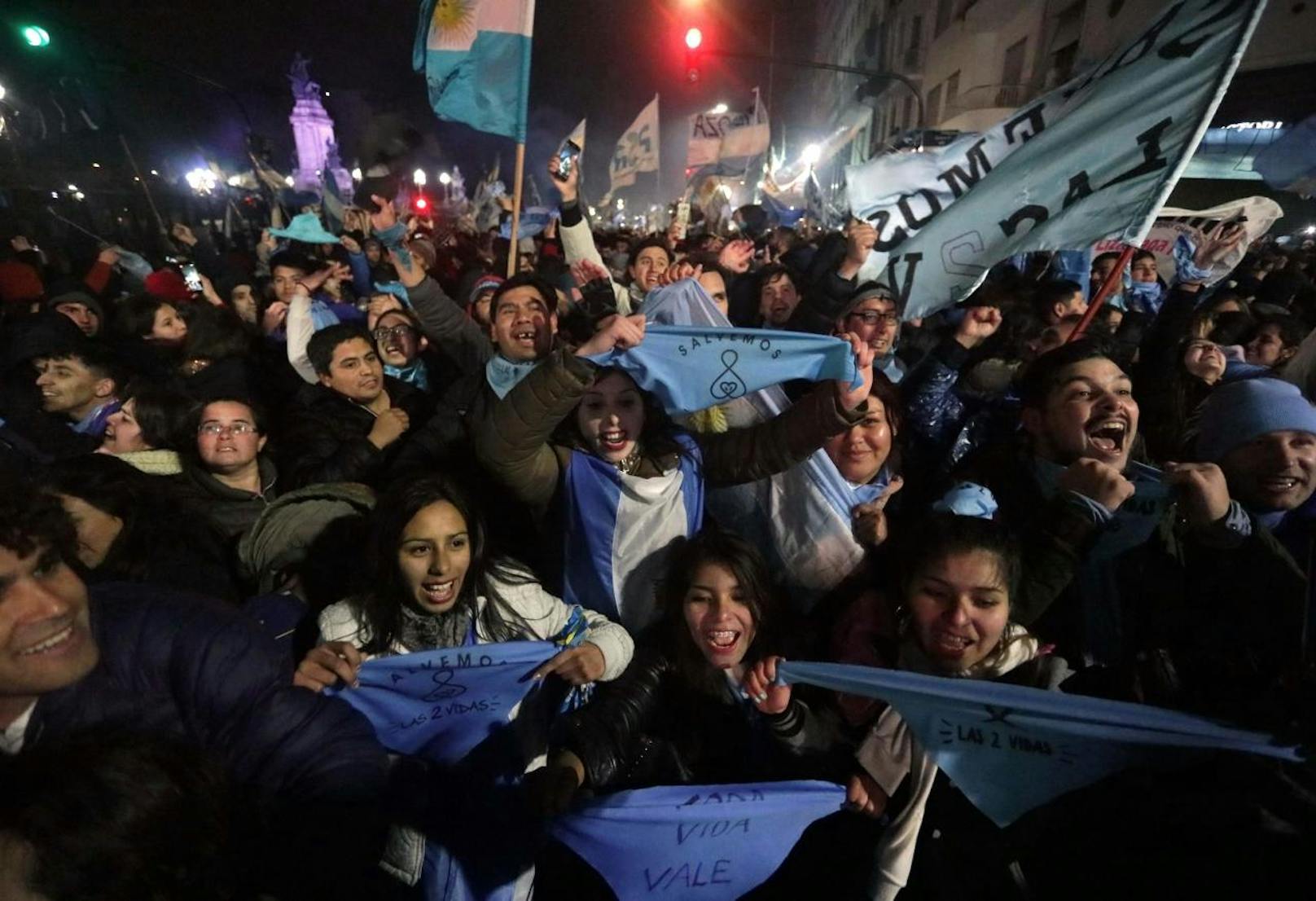 Das argentinische Parlament stimmte mit knapper Mehrheit für die Beibehaltung des gegenwärtigen Abtreibungsverbots. Tausende - vor allem Frauen - demonstrierten gegen die Entscheidung.