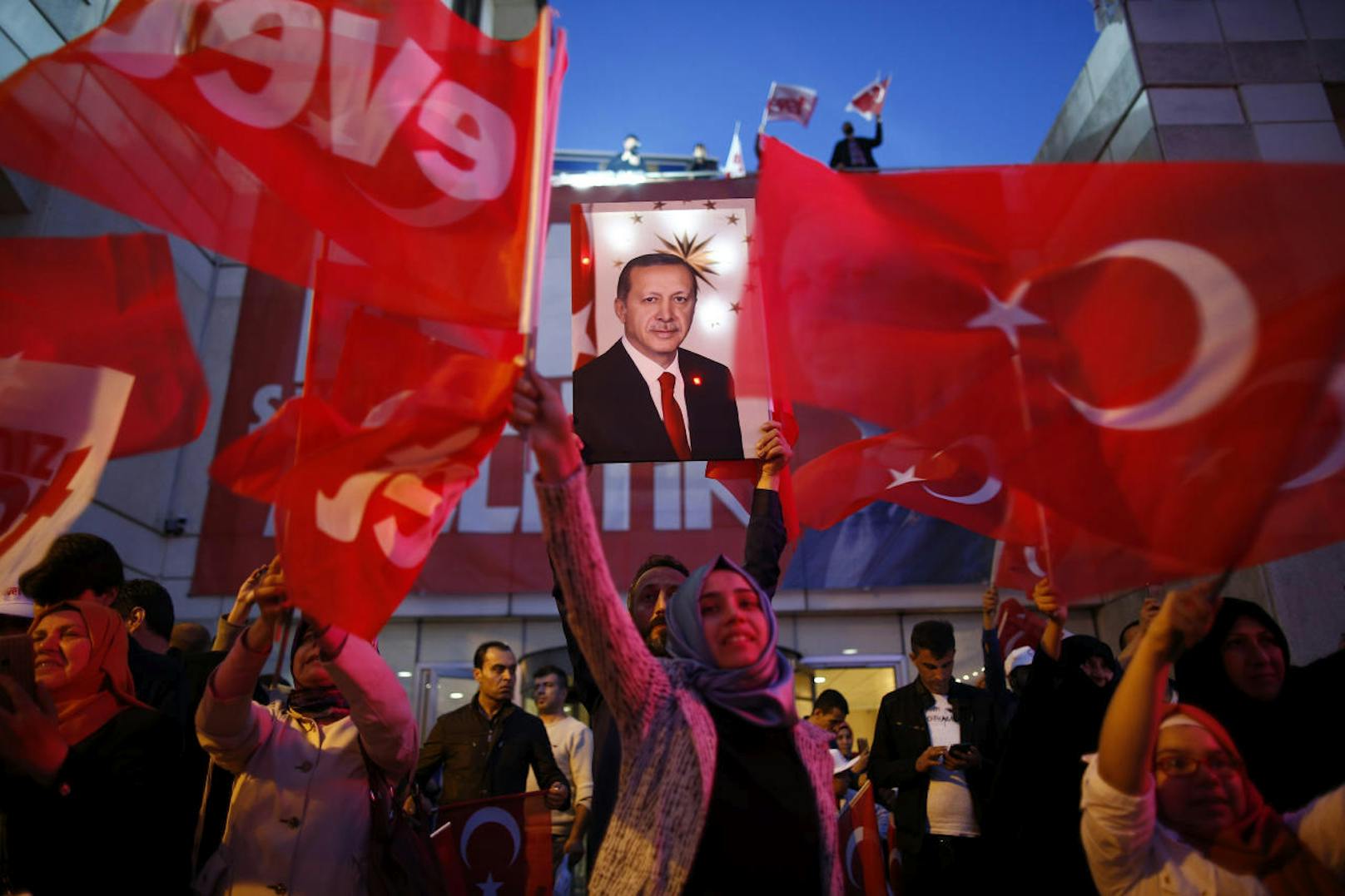 <b>16. April 2017:</b> Der türkische Präsident<b> Recep Tayyip Erdogan</b> konnte sich ein "Ja" zu seinem umstrittenen <b>Verfassungsreferendum</b> über die Einführung eines Präsidialsystems zur Machterweiterung des Staatschefs in der Türkei sichern. Der Abstimmung waren zahlreiche Provokationen türkischer Politiker gegenüber der EU vorausgegangen, die teils skurrile Auswüchse zu Folge hatten. 

<b>Mehr Infos: </b> <a href="https://www.heute.at/welt/news/story/51-35---sagen-Ja--Erdogan-ruft-nach-Todesstrafe-52117138" target="_blank">51,35 % sagen Ja, Erdogan ruft nach Todesstrafe</a>