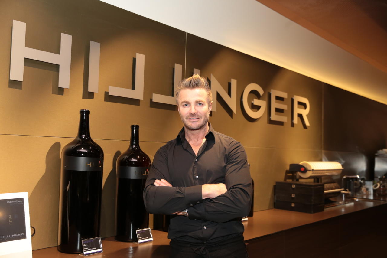 Leo Hillinger ist seiner Wein-Lounge in Wien Mitte. Er lebt in Jois, ist aber fünf Tage in der Woche unterwegs: "Ich habe ständig neue Ideen."