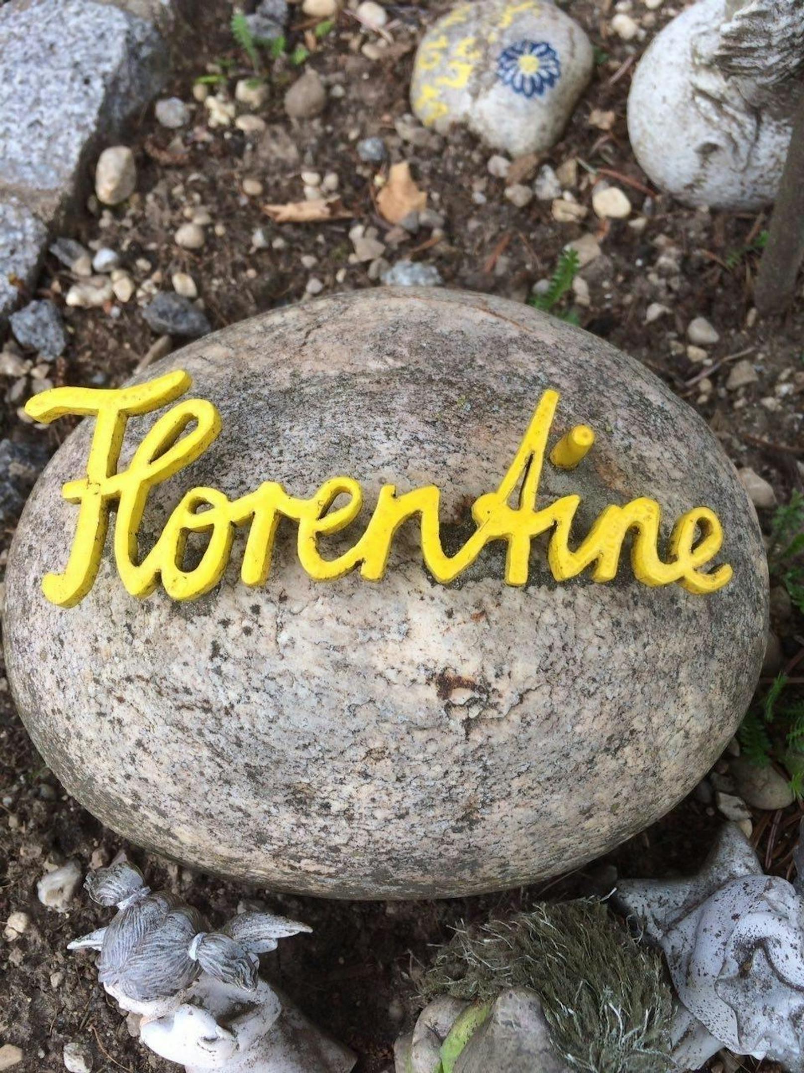 Ein Stein auf der Gedenkstätte erinnert Strobl an ihre Tochter Florentine.