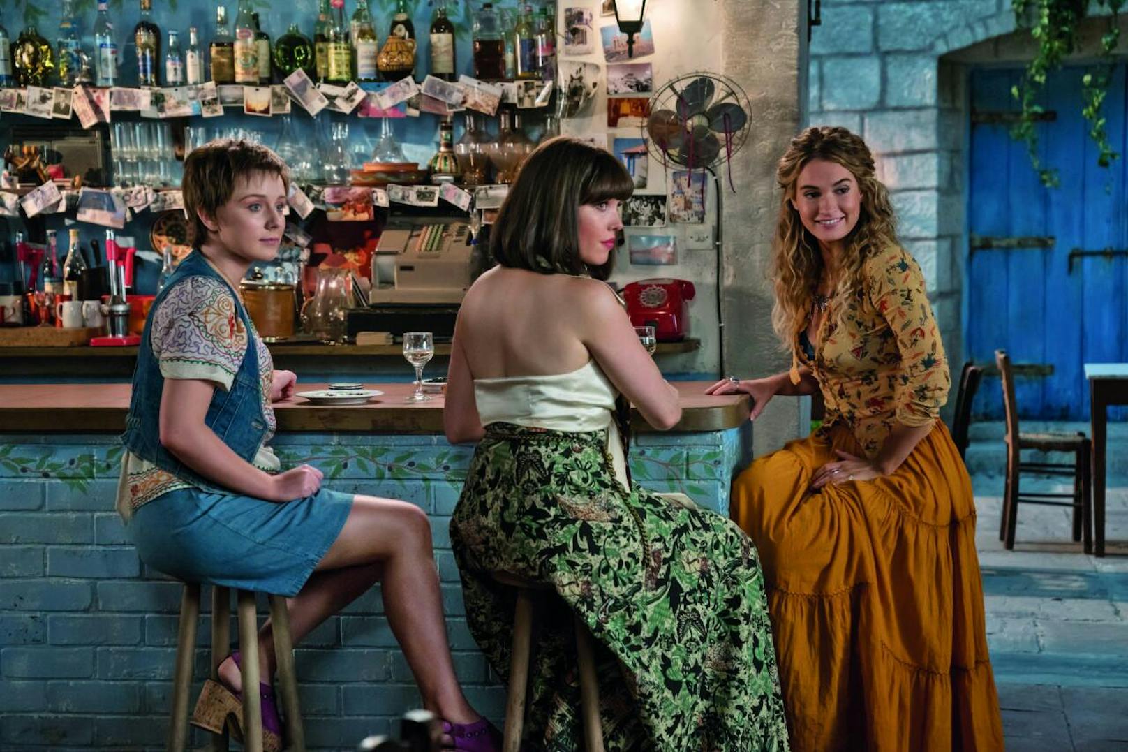 Von links: Rosie (Alexa Davies), Donna (Lilly James) und Tanya (Jessica Keenan Wynn) in ihrer Jugend. 