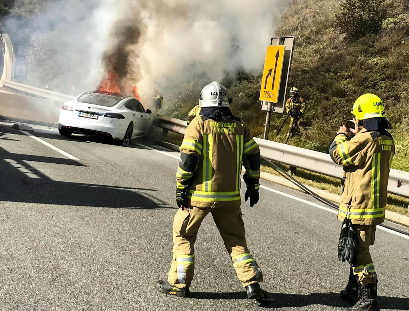Das Fahrzeug brannte auf der S16 vollständig aus