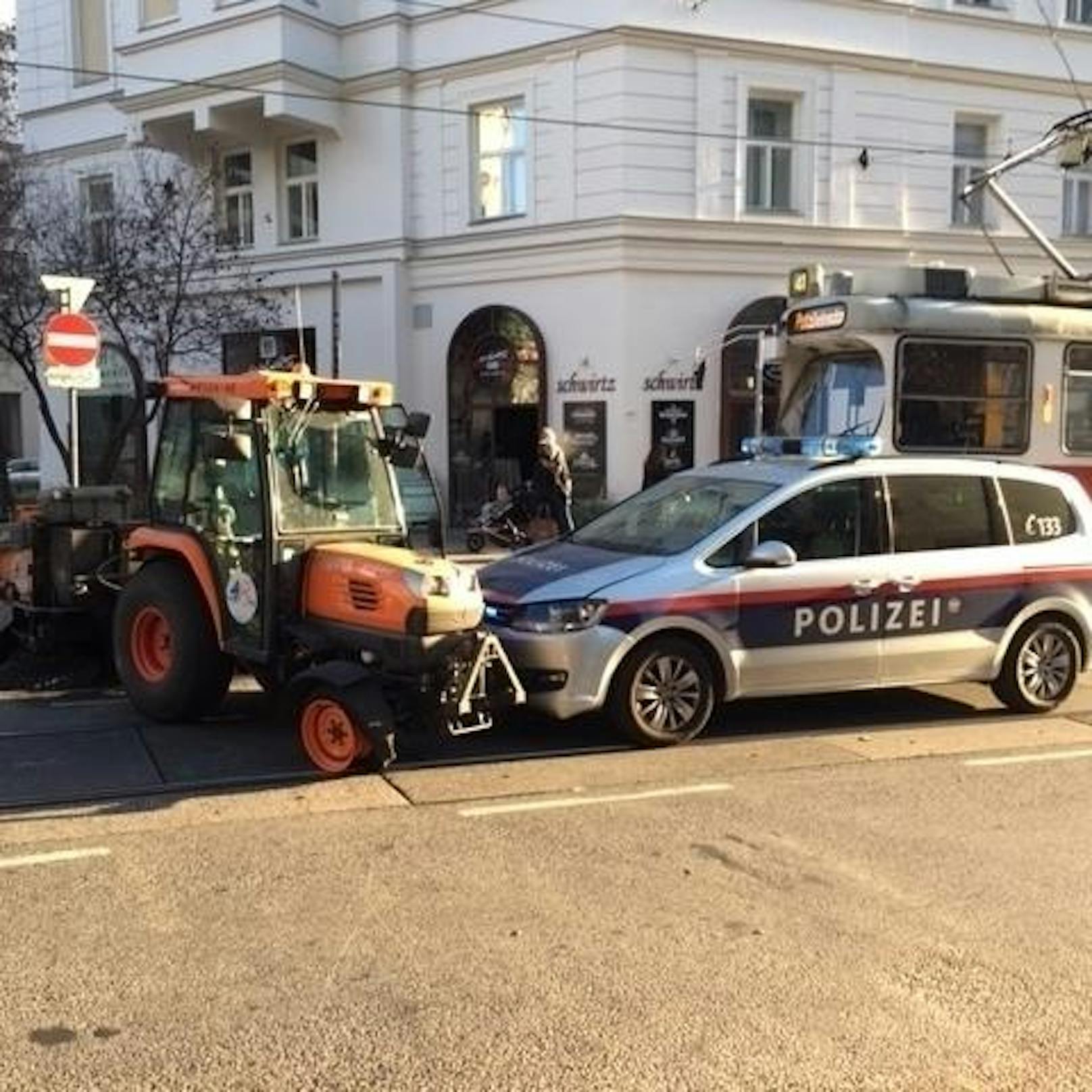 Am Mittwochvormittag kollidierte ein Polizeiauto auf einer Einsatzfahrt mit einem Traktor der MA48.