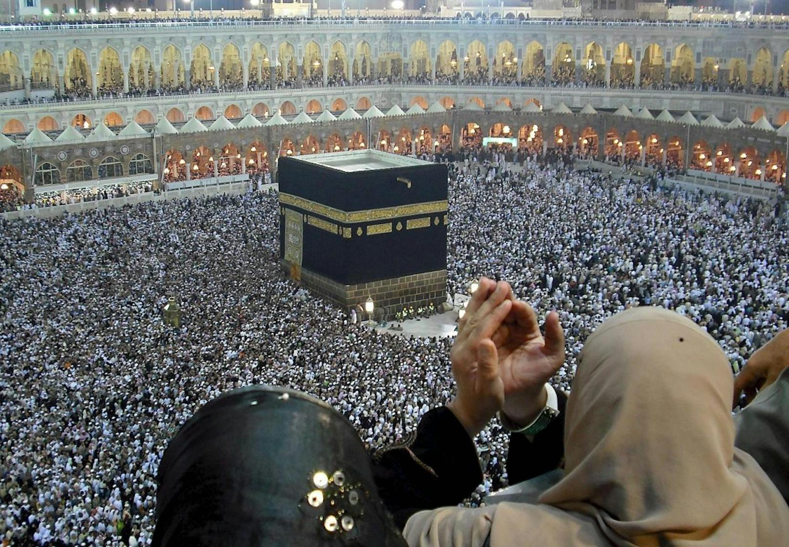 Millionen von Muslimen unternehmen alljährlich die im Islam vorgeschriebene Pilgerfahrt nach Mekka. Der Höhepunkt ist das Umrunden der Kaaba, des heiligsten Ortes im Islam. 