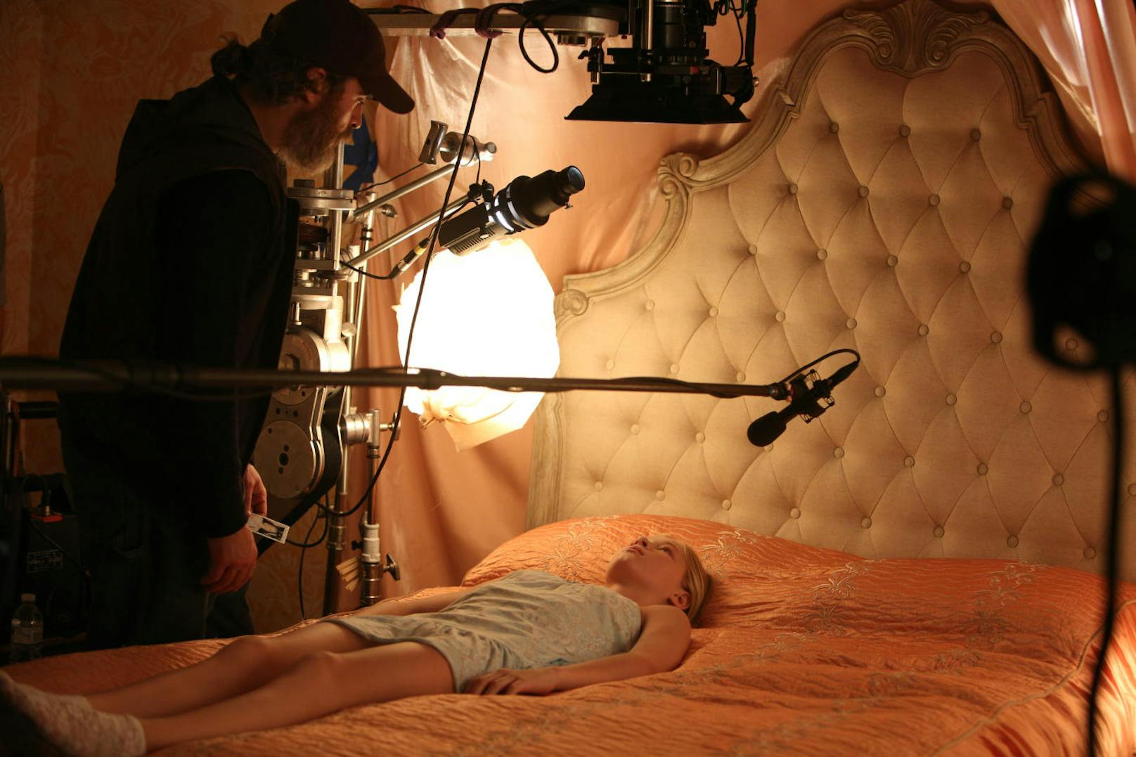 Joaquin Phoenix und Ekaterina Samsonov am Set von "A Beautiful Day". 