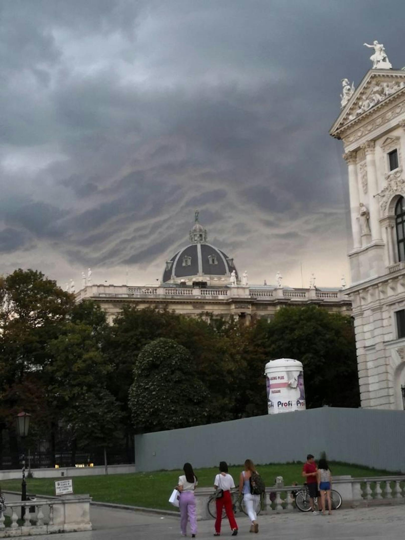 Die Unwetterwolken von der Wiener Innenstadt aus gesehen.
