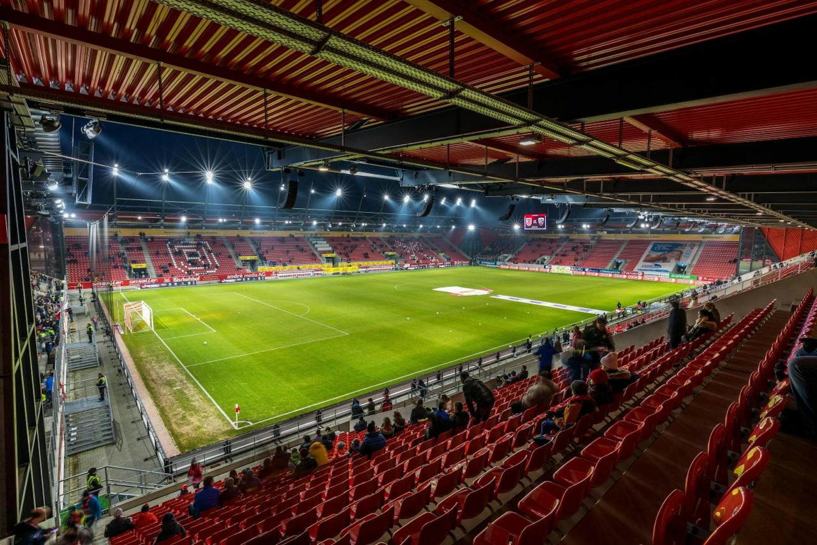 Die Regensburg-Arena soll als Vorbild für das neue LASK-Stadion dienen.
