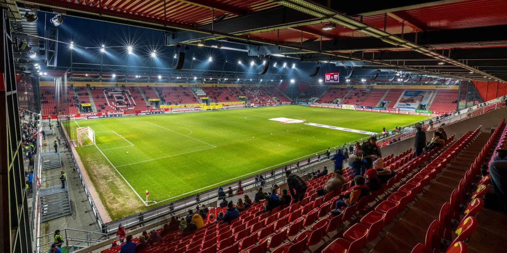 Etwas voller dürfte es vermutlich doch werden, hier im Bild das Stadion des Zweitligisten SSV Jahn Regensburg.