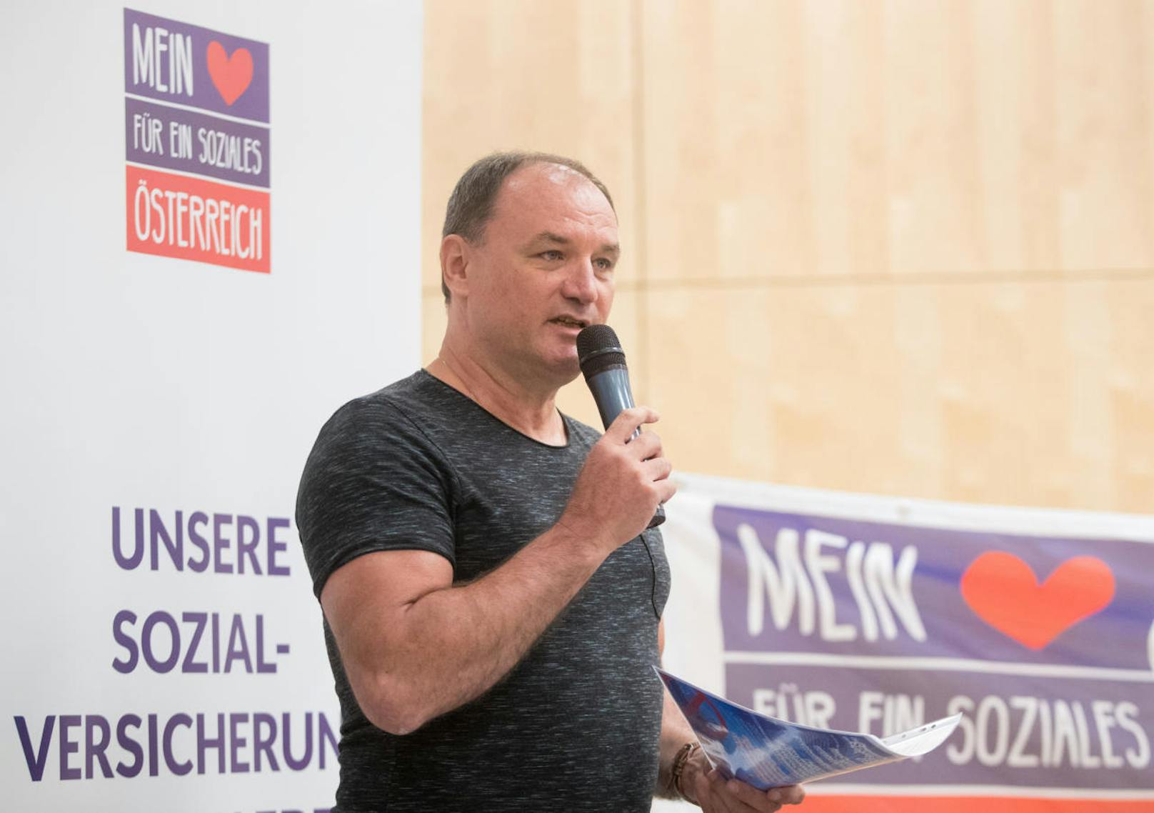 Betriebsratsvorsitzender Rainer Hawlicek während einer Betriebsversammlung der AUVA mit anschl. Protestaktionen gegen AUVA-Zerschlagung am Montag, 13. August 2018, in Wien.