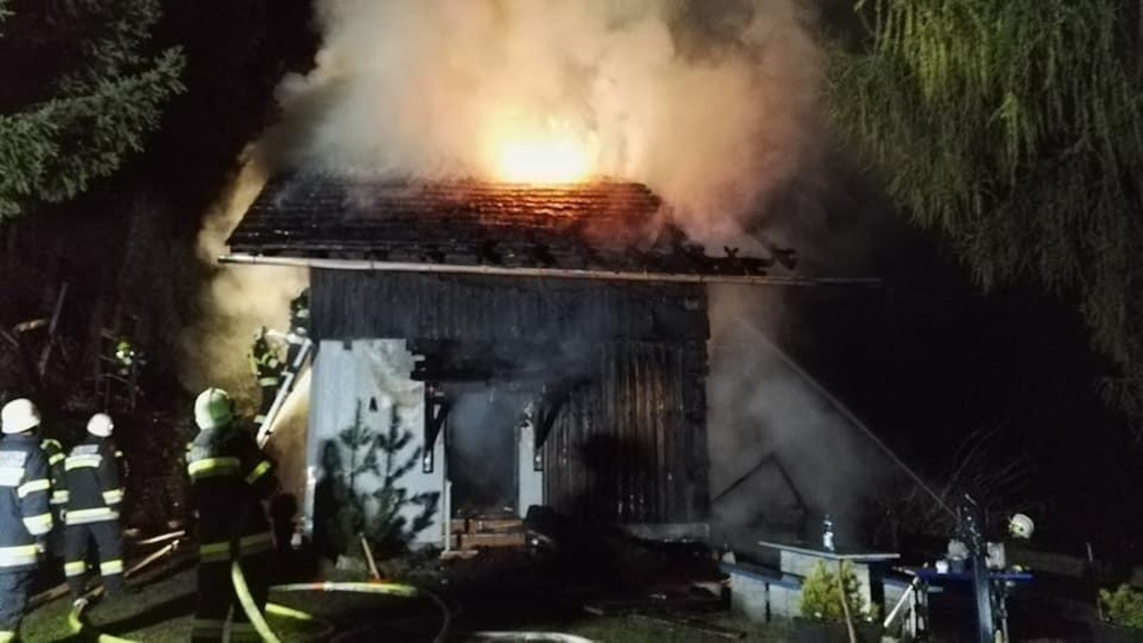 Aus noch unbekannter Ursache ist am Mittwochabend ein Ferienhaus in Flammen aufgegangen.