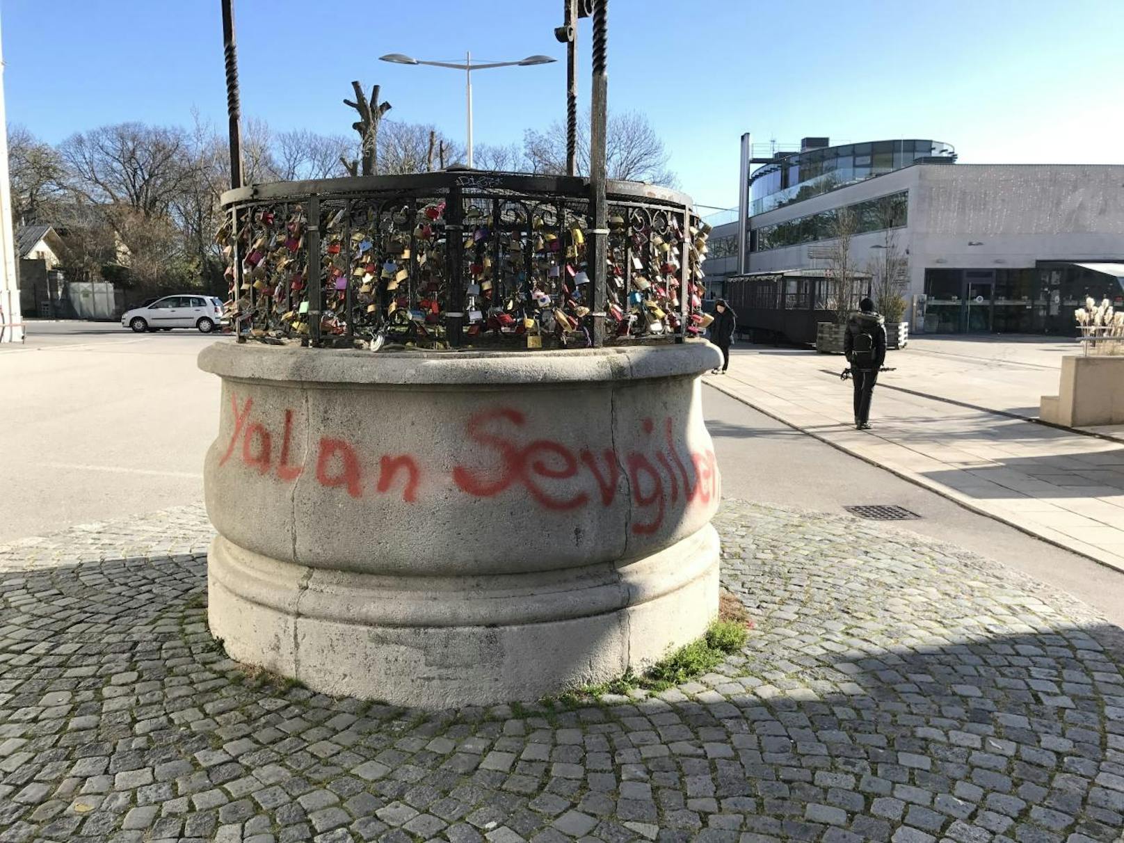 Das Graffitti verunstaltet den Brunnen vor der Josefskirche.